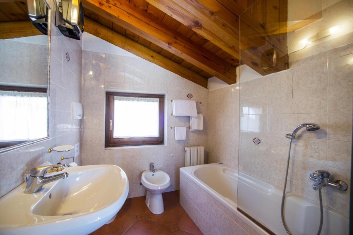 Hotel Chalet Joli Courmayeur Exterior photo