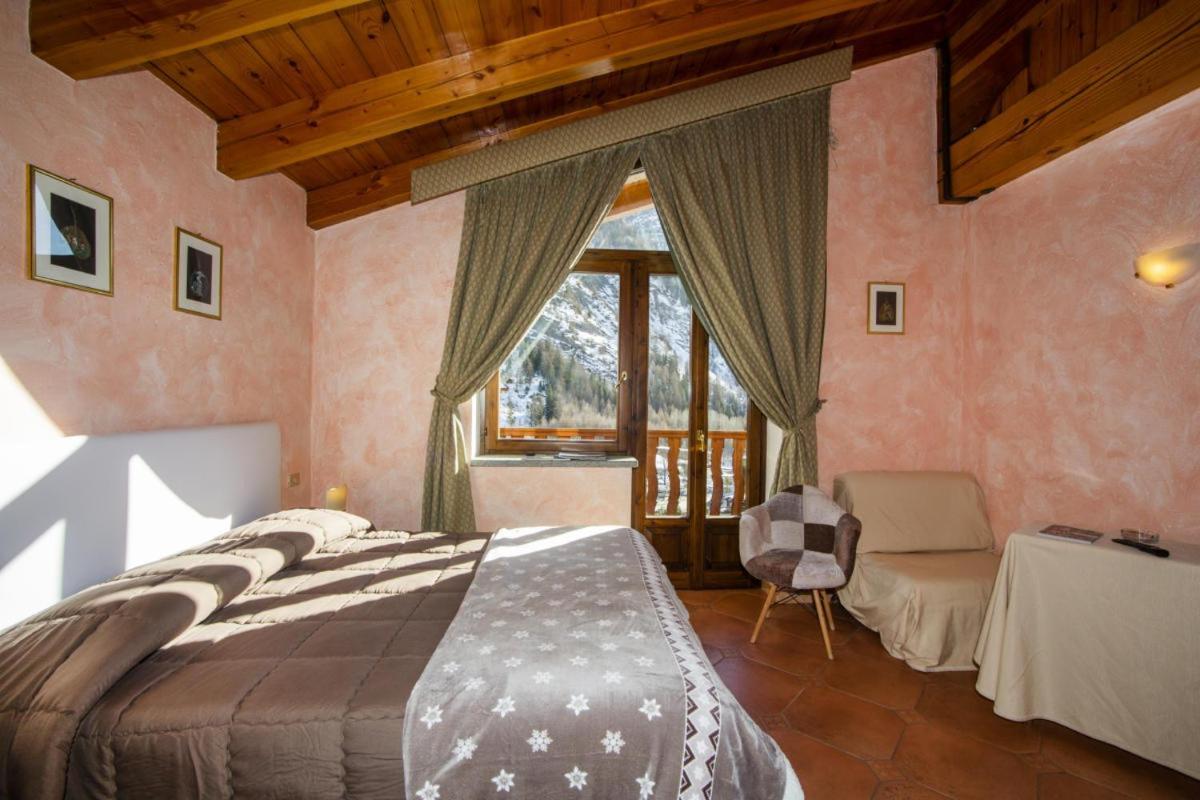 Hotel Chalet Joli Courmayeur Exterior photo